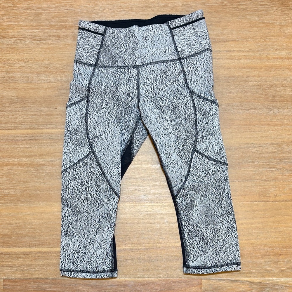 Lululemon Athletica Black and Gray Capris